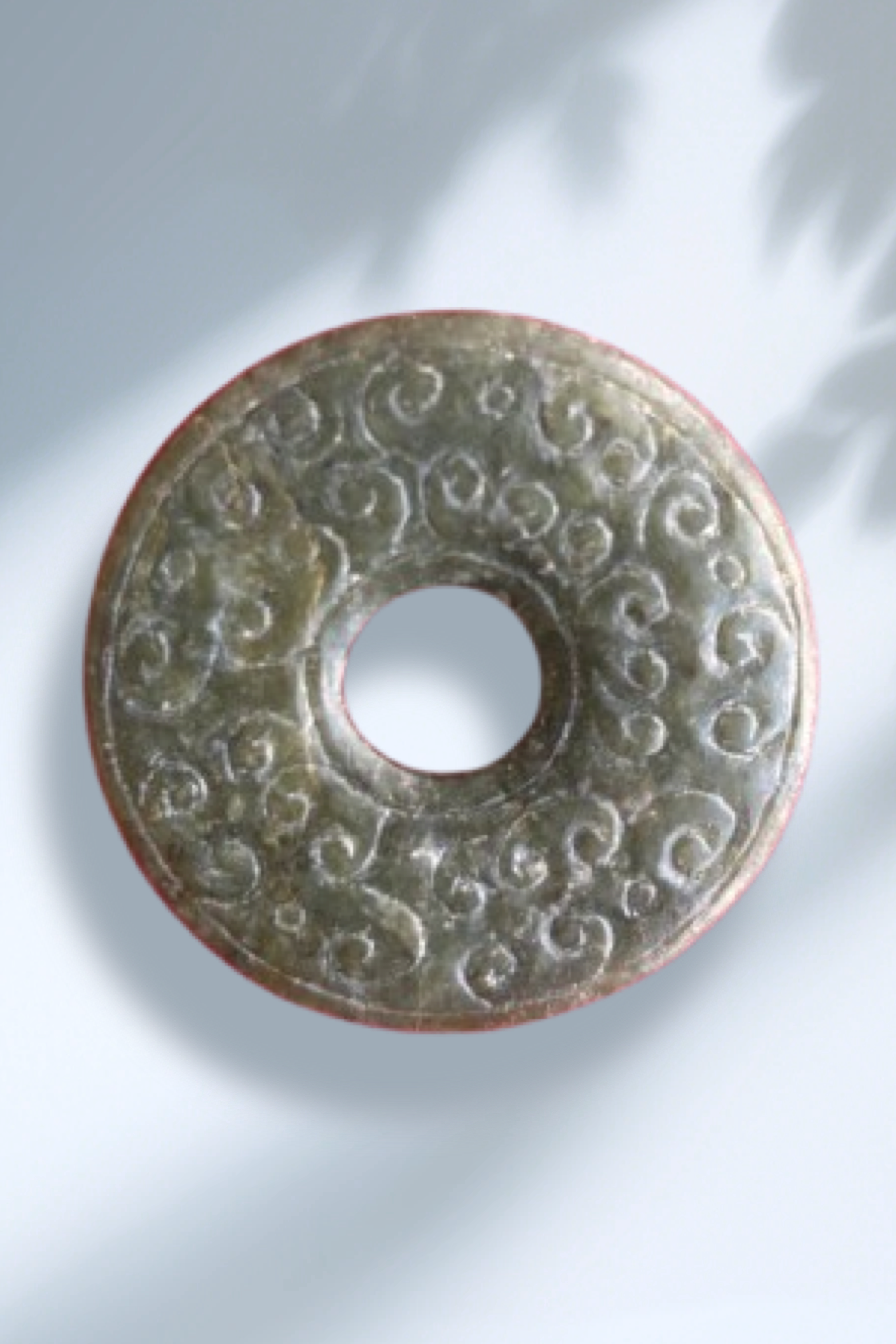 春秋沟云纹青玉佩